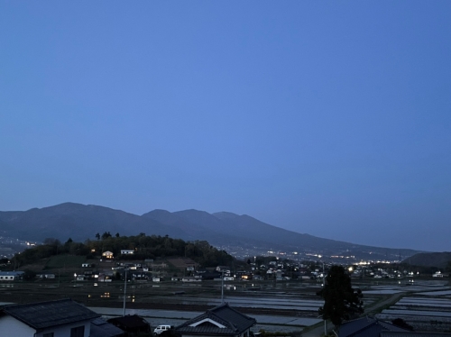 日暮れ後の東御と浅間山