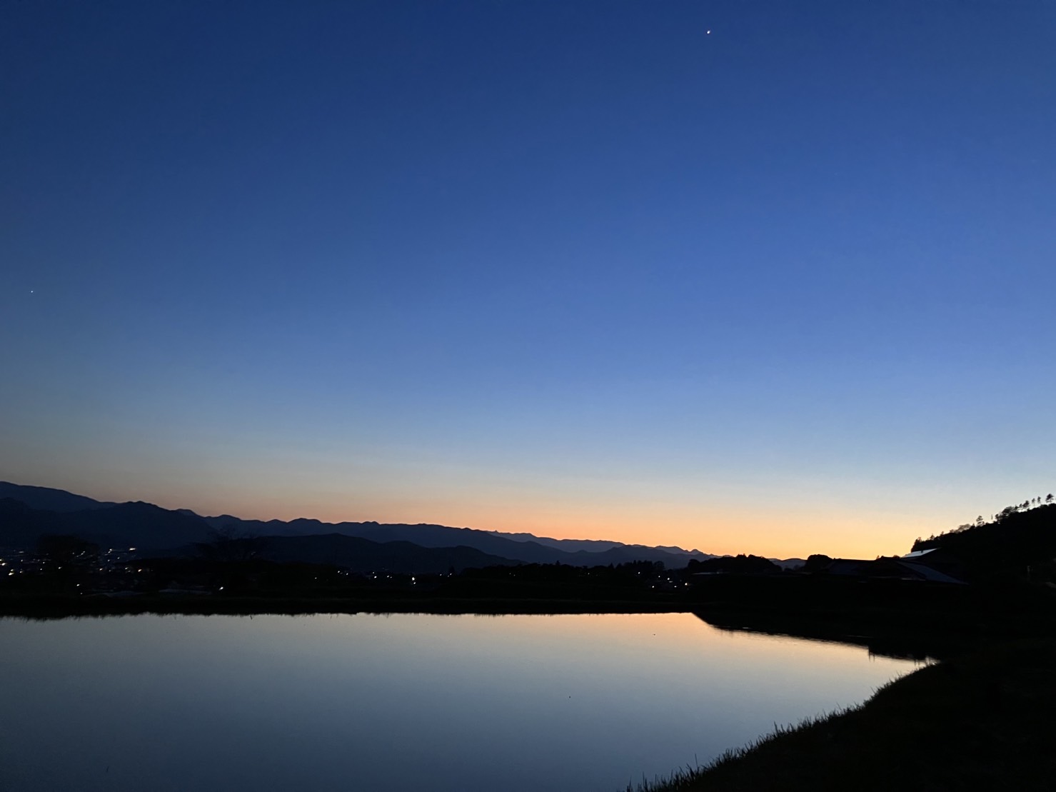 田植え前の夕暮れ